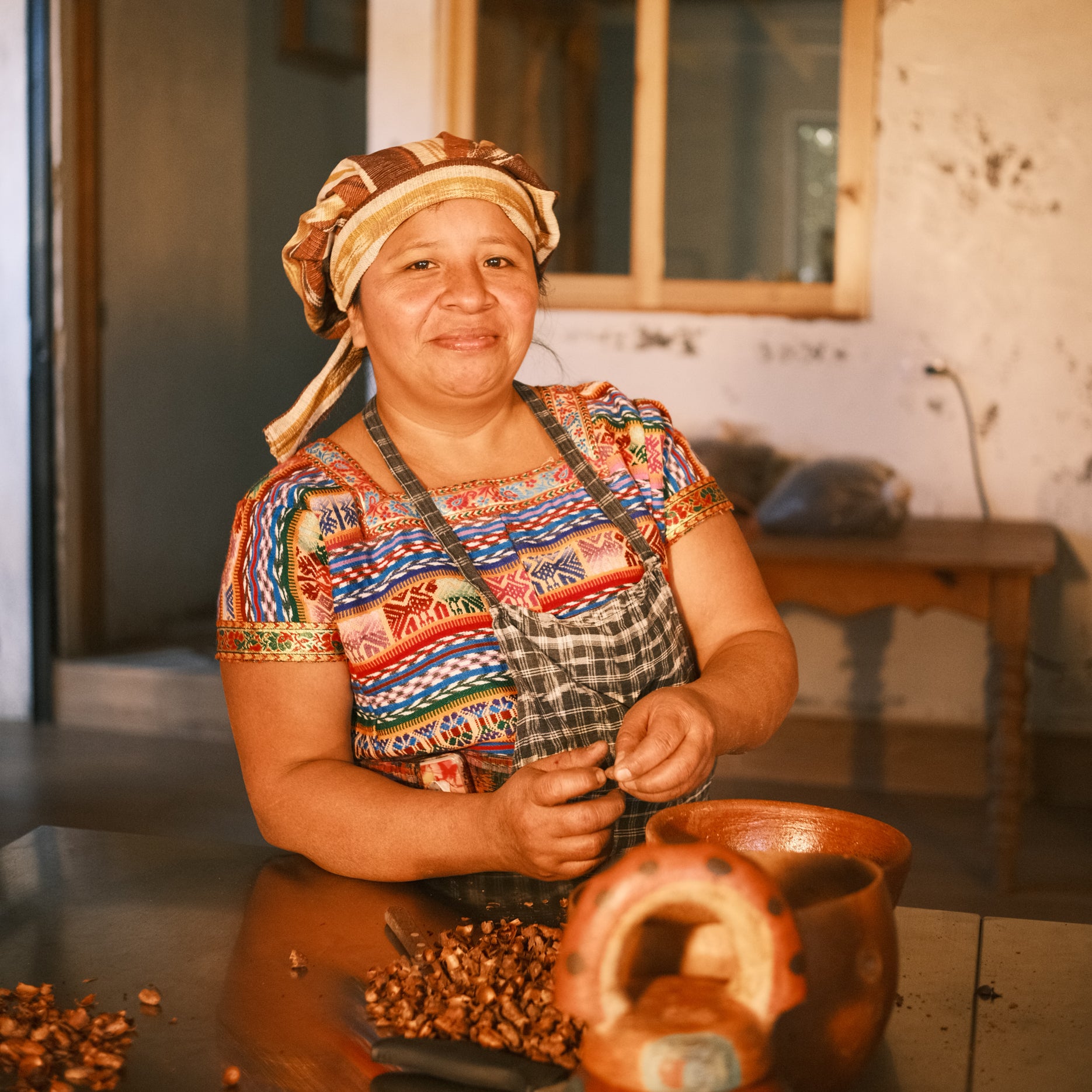 Mayan woman artisan smiling with cacao – dignified fair-trade cacao production in San Marcos